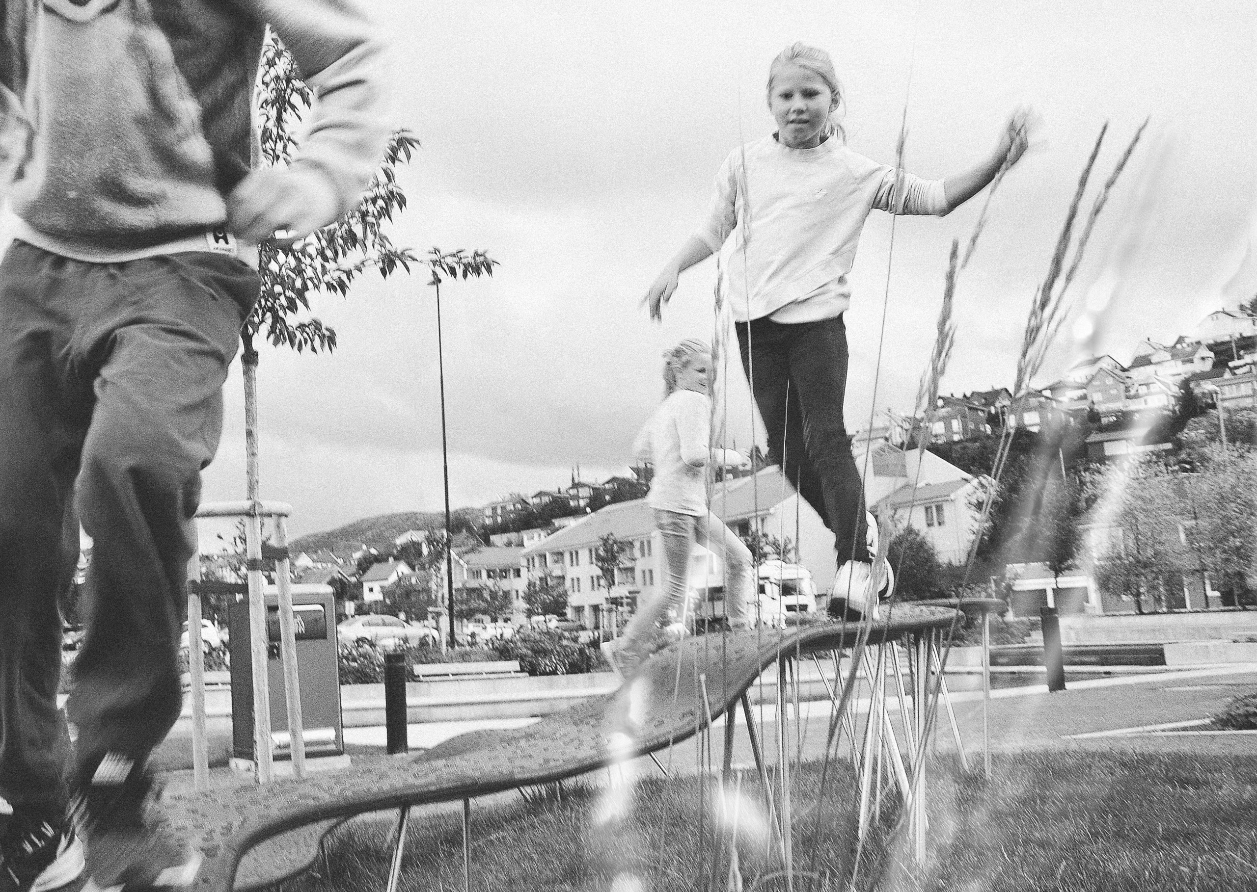 lek-på-torget-ålgård-svevendebenker-bredde