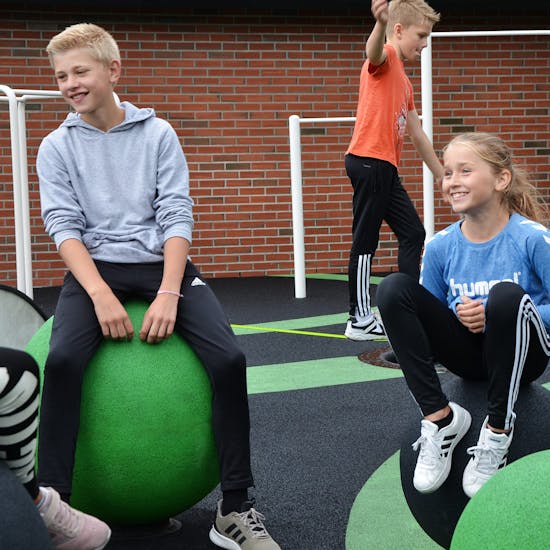 Eksempel på balansepark og balansekuler for kreativ lek i skolegården