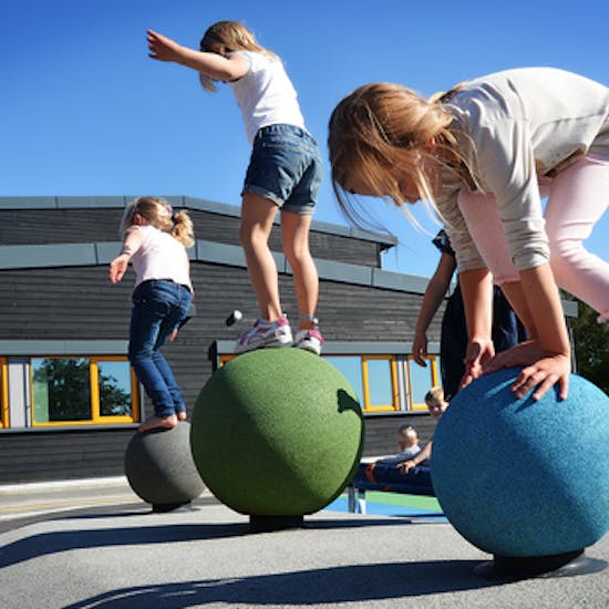 balansepark_lekeapparater_barnehage_balanselek_jenter_balansekuler_rampline
