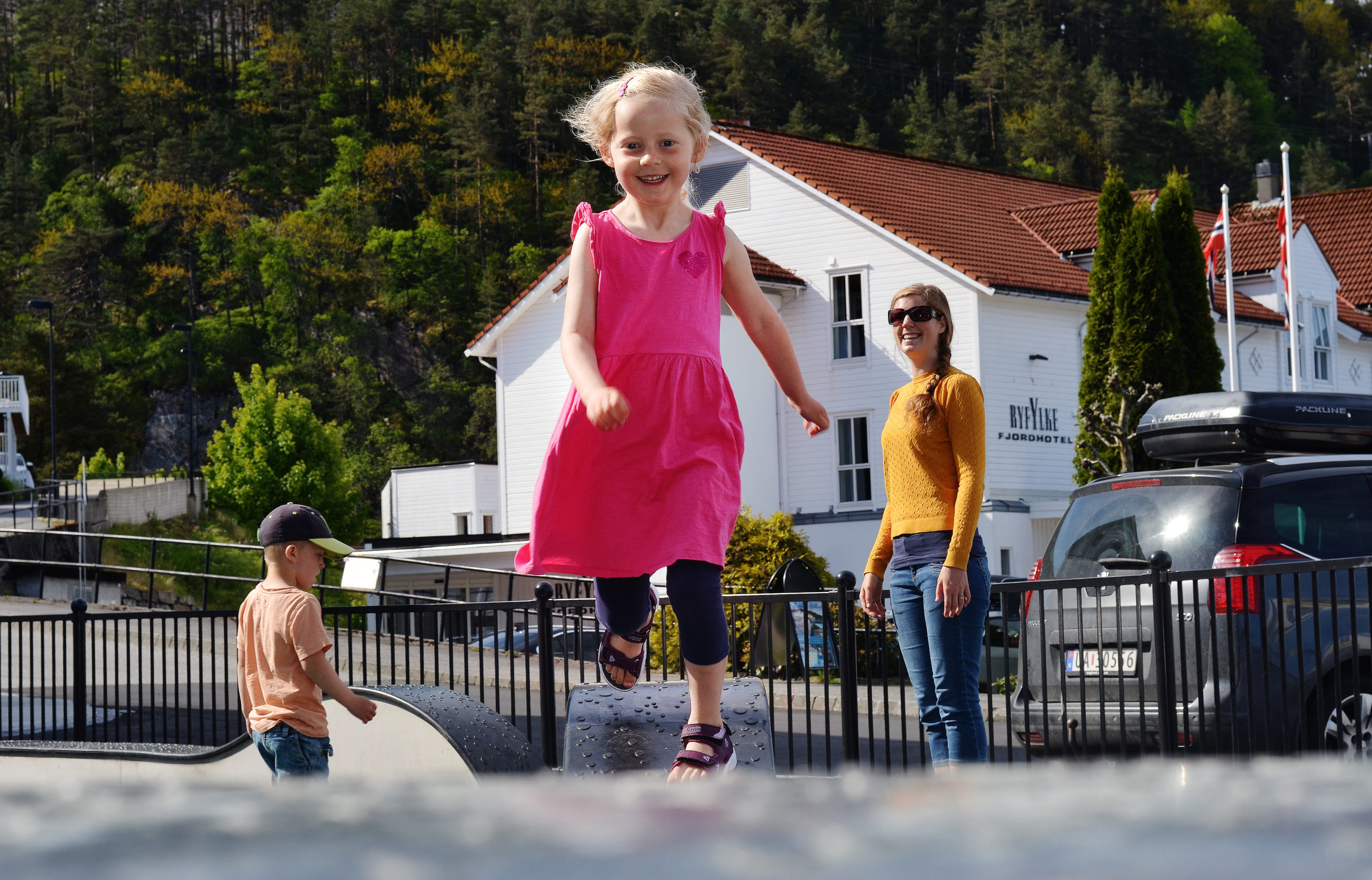 balansepark-sand-suldal-familien-leker-jente-i-fart