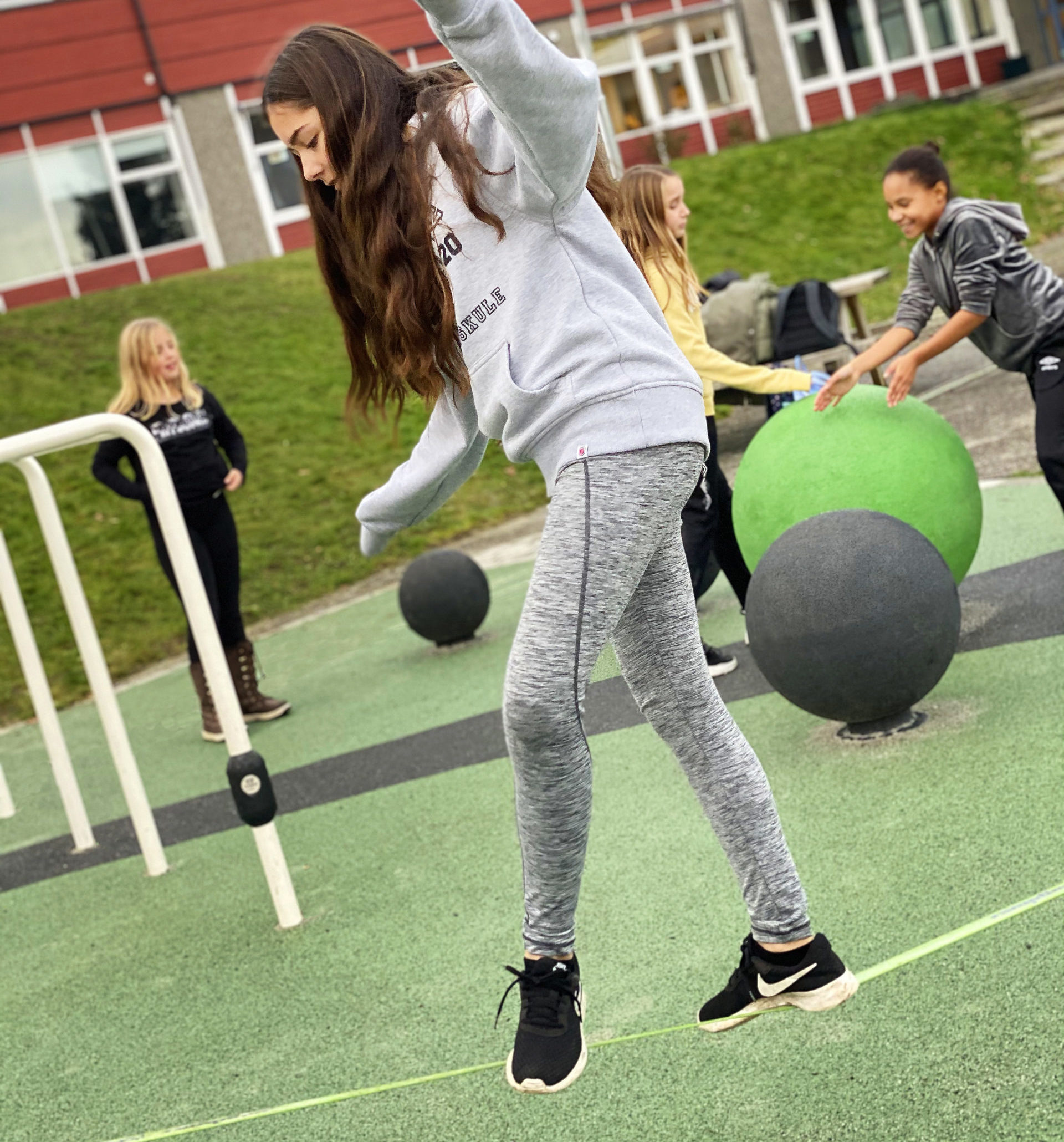jenter-lek-og-aktivitet-skolen-7
