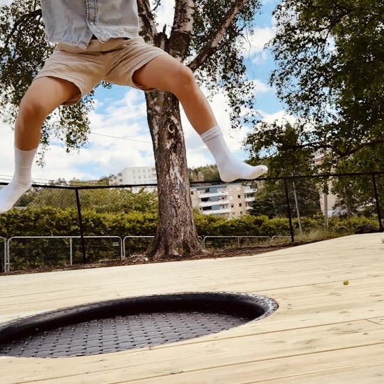 ShockDeck miljøvennlig fallunderlag lekeplass universelt utformet fallunderlag rullevennlig østensjø skole oslo dempende tredekke oslobygg Trasé playpro loop trampoline