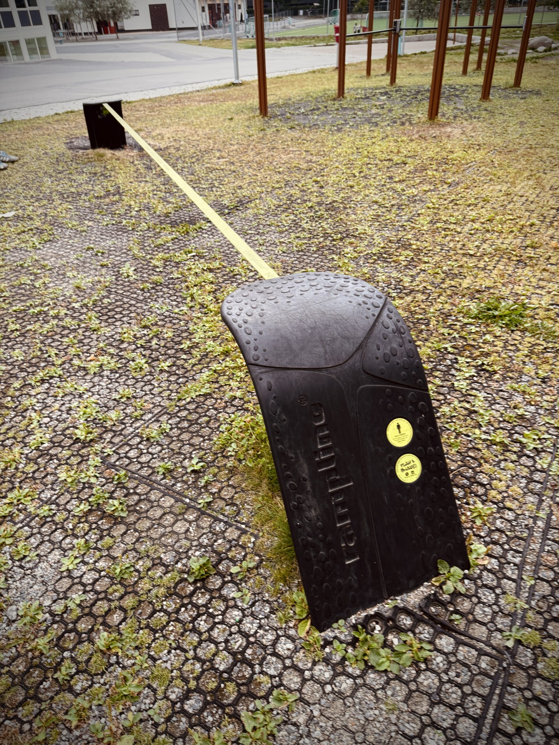 Bildet viser eksempel på Rampline slakkline på leke- og aktivitetsmråde på skole i Oslo. Som falunderlag er gress og gress-armeringsmatter, også kalt ringmatte/fallmatte, brukt. Gressarmeringsmatter finnes i både gummi og plast. Mattene har hull som gresset skal vokse gjennom.