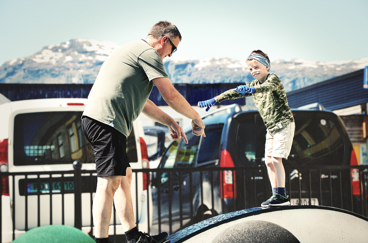 funksjonshemmet gutt leker på lekeplass