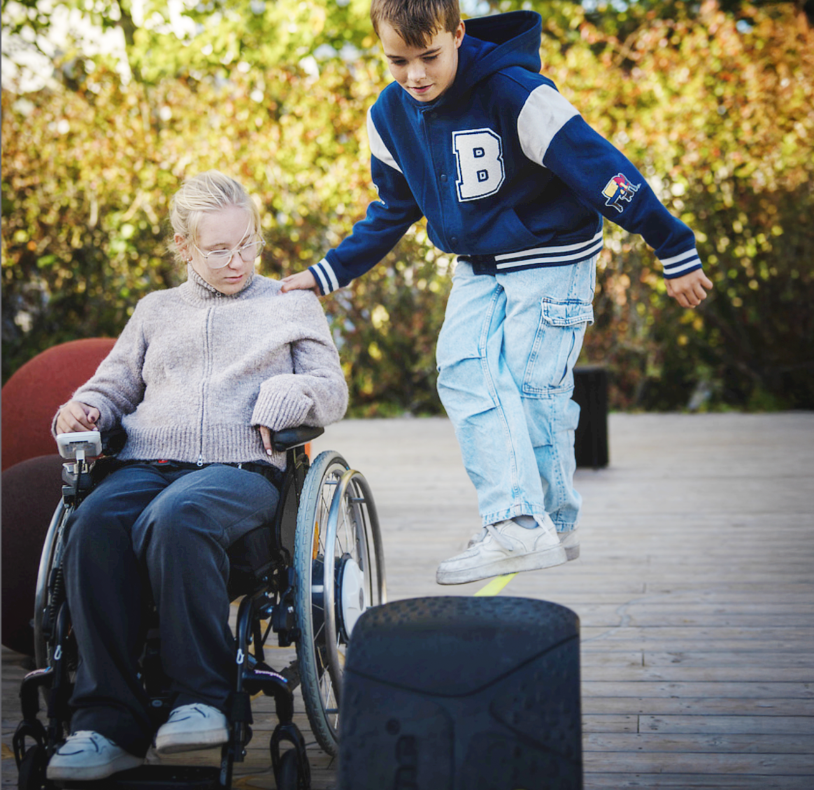 slakkline-inkluderende lekeplasss-jente-gutt-rullestol